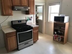 52 Frederick Ave, Unit Second floor apartment in Medford, MA - Building Photo - Building Photo