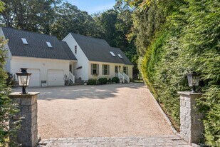2421 Noyack Rd in Southampton, NY - Building Photo