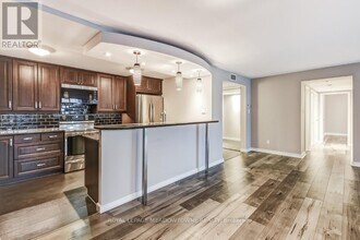 30 Wellington St E in Toronto, ON - Building Photo - Building Photo
