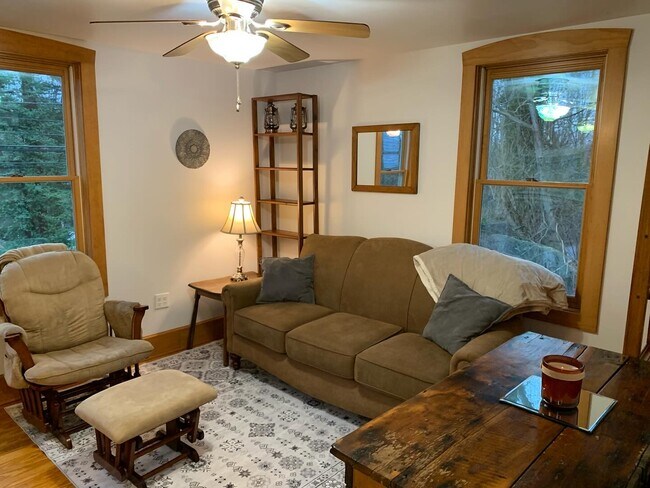 327 W Maple St, Unit Apartment in Granville, OH - Building Photo - Building Photo