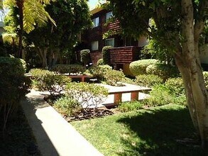 5400 Newcastle Ave, Unit 68 in Los Angeles, CA - Building Photo - Building Photo