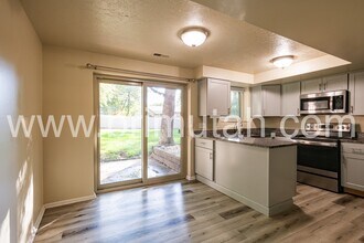 3564 E 7800 S in Cottonwood Heights, UT - Foto de edificio - Building Photo