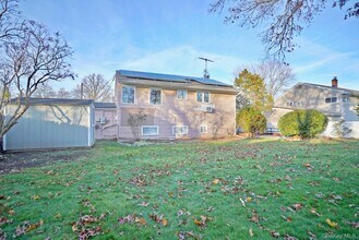 34 Oakley Dr in Huntington Station, NY - Building Photo - Building Photo