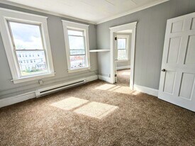 21 Dale St in Chicopee, MA - Building Photo