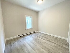 174 Bolton St, Unit 3 in Boston, MA - Foto de edificio - Building Photo