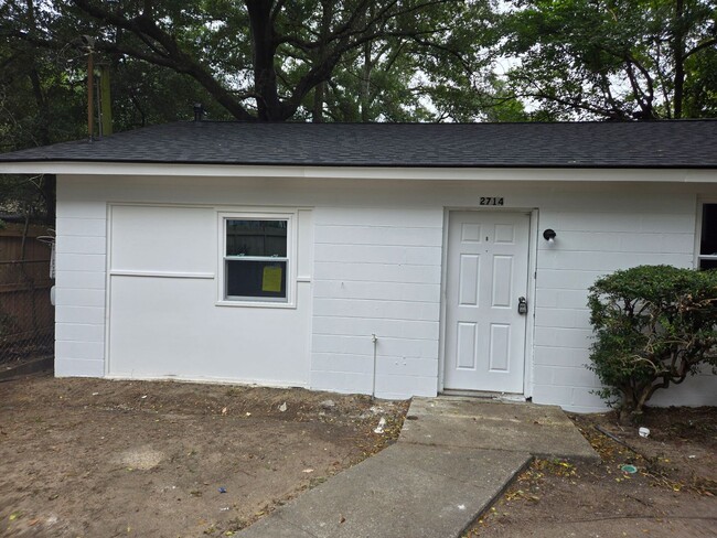 2714 E Surrey Dr in North Charleston, SC - Building Photo - Building Photo