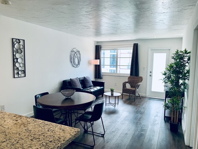 528 Meridian Ave, Unit 402 in Miami Beach, FL - Foto de edificio - Building Photo