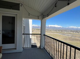 927 W Coral Charm Wy in Saratoga Springs, UT - Building Photo