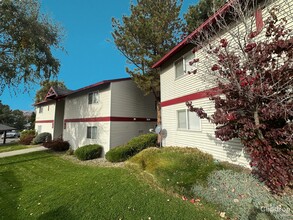 Columbia Square Apartments in East Wenatchee, WA - Foto de edificio - Building Photo