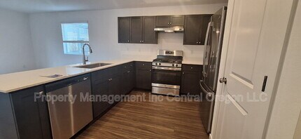 1349 NE Cobbleridge Lp in Prineville, OR - Foto de edificio - Building Photo