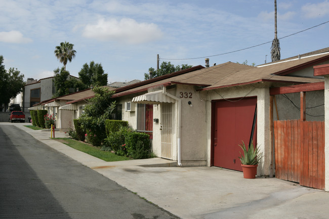 330 E Newmark Ave in Monterey Park, CA - Foto de edificio - Building Photo
