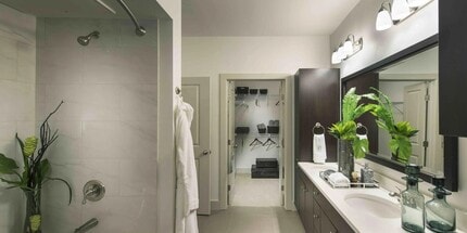 7100 Old Katy Rd in Houston, TX - Building Photo - Building Photo