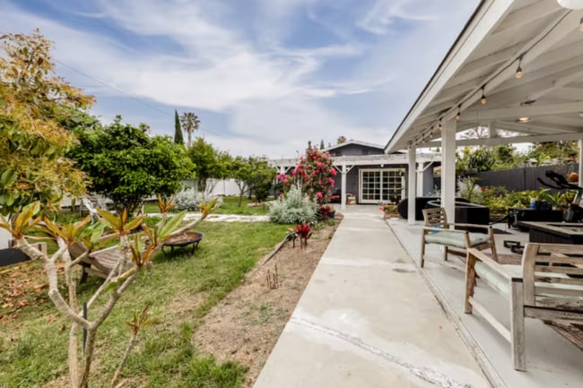 13731 Olympic Ave in Costa Mesa, CA - Foto de edificio - Building Photo