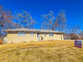 2715 Meadow Ln in West Des Moines, IA - Building Photo