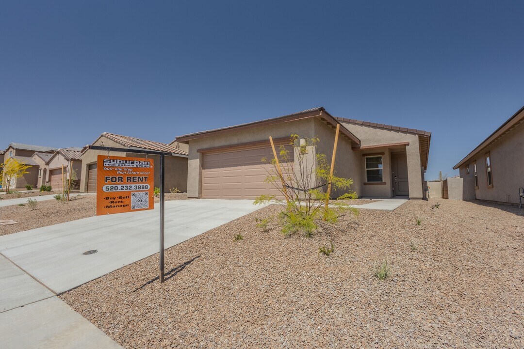 862 W Calle Las Varitas in Sahuarita, AZ - Building Photo