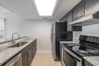 Royal Dutch Villas Apartments in Savannah, GA - Building Photo - Interior Photo