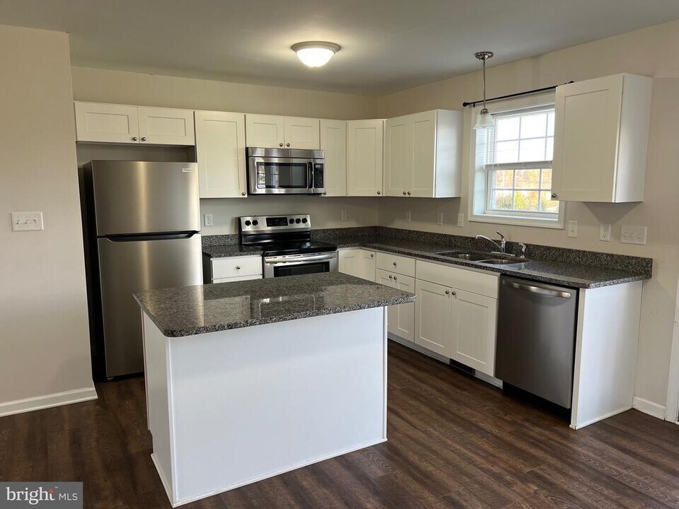 189 Neptune Wy in Bunker Hill, WV - Building Photo