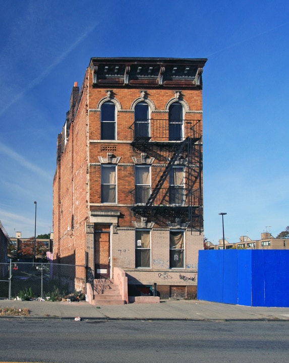 790 Rockaway Ave in Brooklyn, NY - Foto de edificio