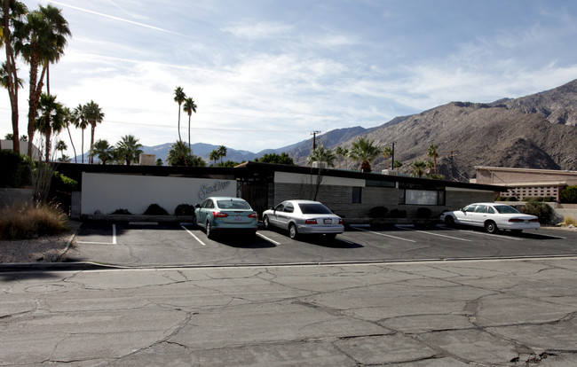 621 E Riverside Dr in Palm Springs, CA - Building Photo - Building Photo