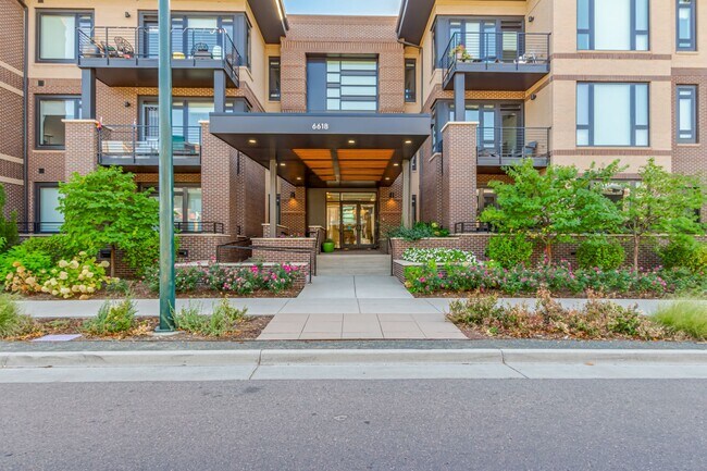 6618 E Lowry Blvd in Denver, CO - Building Photo - Building Photo