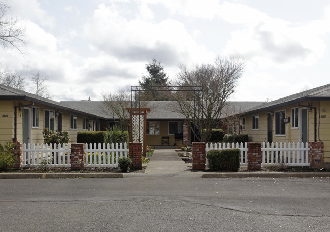 Donna's Place in Forest Grove, OR - Foto de edificio - Building Photo