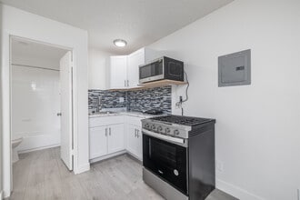 Hawthorne Chateau Apartments in Hawthorne, CA - Building Photo - Interior Photo