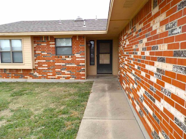 111 SE Trenton Rd in Lawton, OK - Foto de edificio - Building Photo