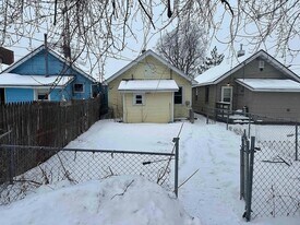 1216 Hughitt Ave in Superior, WI - Building Photo