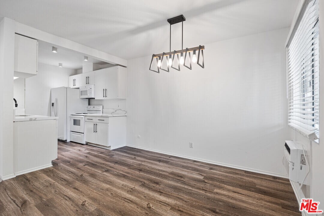 322 Miraleste Dr in Los Angeles, CA - Building Photo