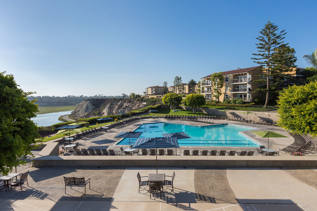 Park Newport in Newport Beach, CA - Foto de edificio