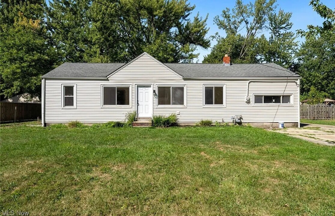 7407 Hawk Ave in Mentor, OH - Building Photo