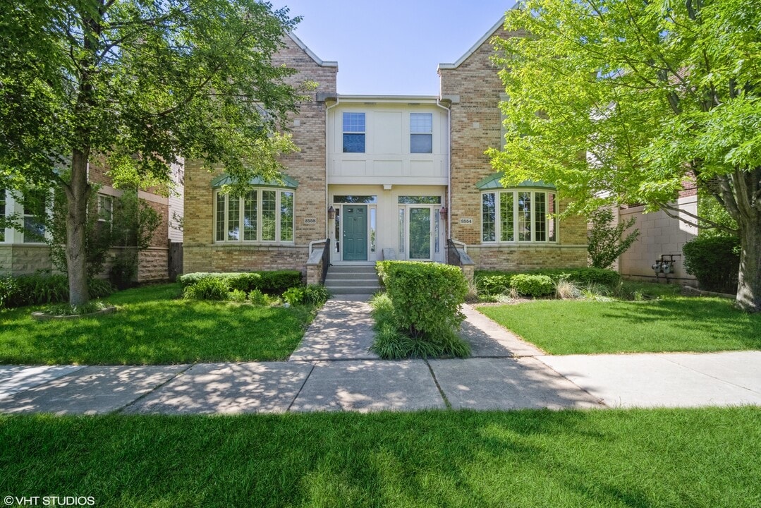2558 W Lake Ave in Glenview, IL - Building Photo