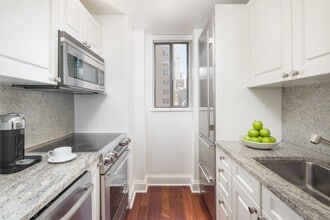 330 E 56th St in New York, NY - Foto de edificio - Building Photo