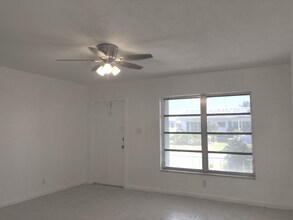 8409 NW 59th Ct in Tamarac, FL - Building Photo - Building Photo