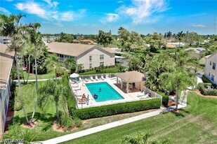 326 Bradstrom Cir in Naples, FL - Building Photo