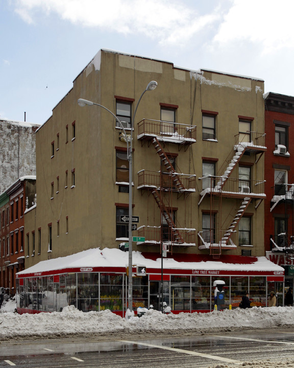 146-148 1st Ave in New York, NY - Foto de edificio