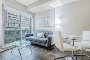 179 Queen St W in Toronto, ON - Building Photo