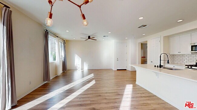 9241 N Lamia Ct in Los Angeles, CA - Building Photo - Building Photo