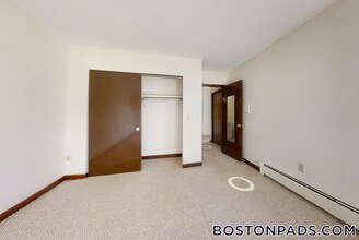 378 Sunderland Rd, Unit 4 in Worcester, MA - Building Photo - Building Photo