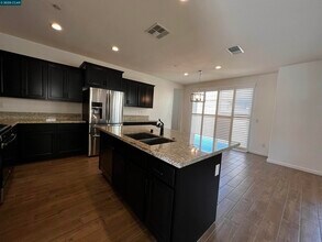 742 Iris Dr in Vacaville, CA - Building Photo - Building Photo