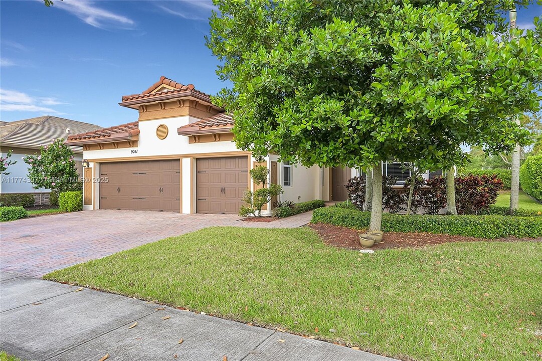 9051 Edgewater Bend in Parkland, FL - Building Photo