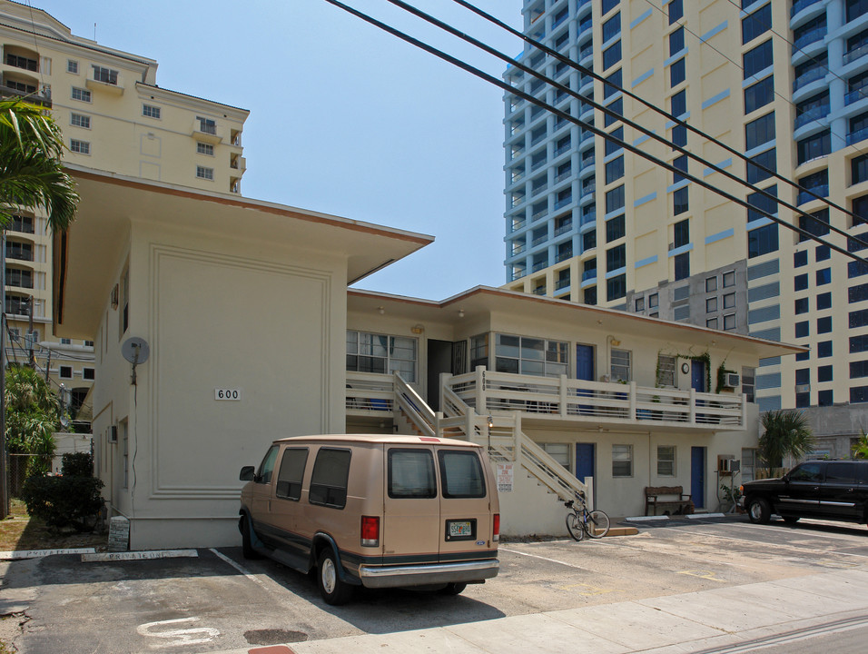 Tarrymore Apartments in Fort Lauderdale, FL - Building Photo