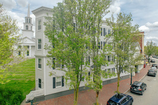 125 Main St in Amesbury, MA - Foto de edificio - Building Photo