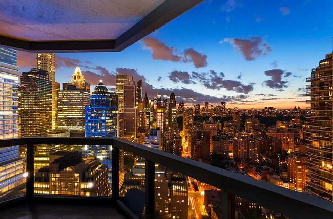 200 E 61st St in New York, NY - Building Photo - Building Photo