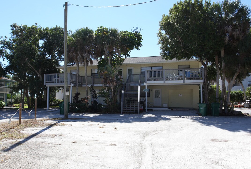 5039 N Beach Rd in Englewood, FL - Building Photo