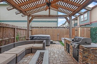 5825 Petty St in Houston, TX - Building Photo