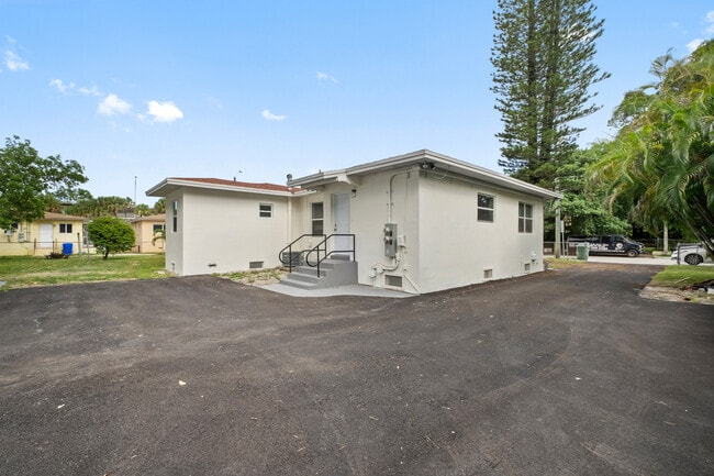 1219 NW 33rd St, Unit 1 in Miami, FL - Building Photo - Building Photo