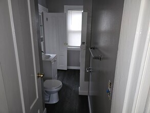 107 Thompson St, Unit 2nd floor in New Haven, CT - Foto de edificio - Building Photo