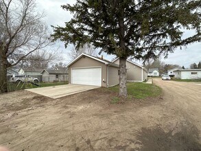 806 10th St NW in Minot, ND - Building Photo - Building Photo