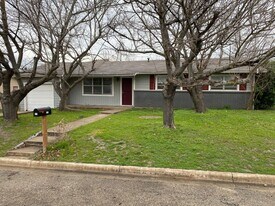 211 N Avenue T in Clifton, TX - Building Photo